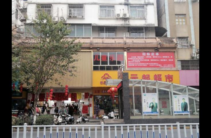 招 标 启 事 我公司六峰路交电大楼一楼西向第1、2间商铺，面积约130㎡，租