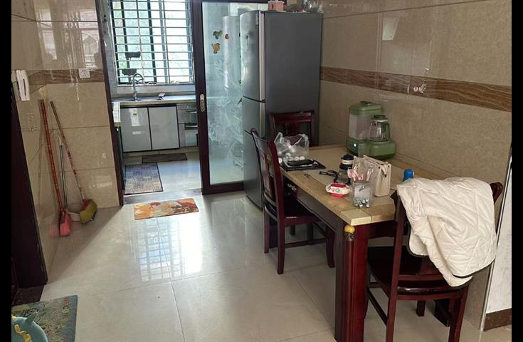 上东区套房出租，两厅两房+一个杂物间，家电齐全，免费停车